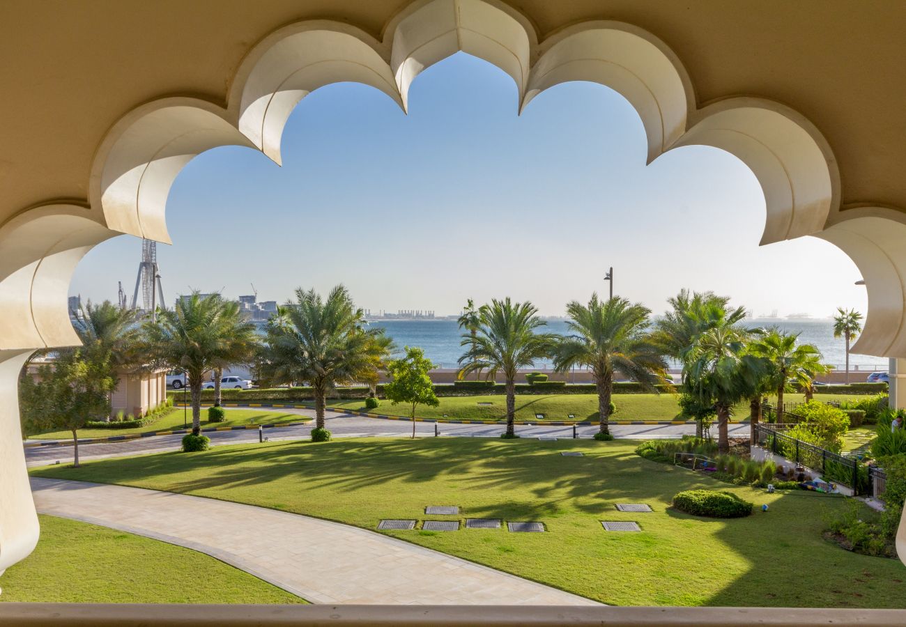 Apartment in Dubai - Sea View & Garden Luxury Apt on The Palm