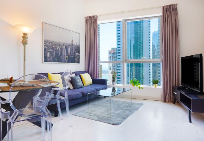 Holiday rental with balcony and Dubai Marina views