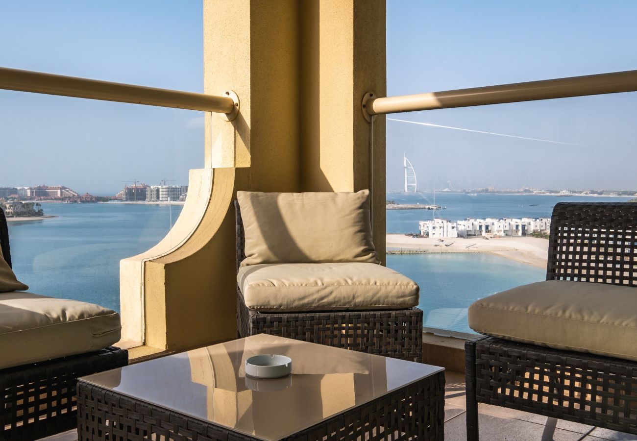 Apartment in Dubai - Luxury Apt on The Palm w/ Sea View & Beach Access