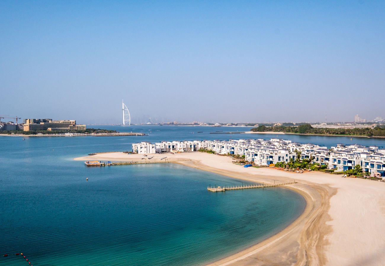 Apartment in Dubai - Luxury Apt on The Palm w/ Sea View & Beach Access