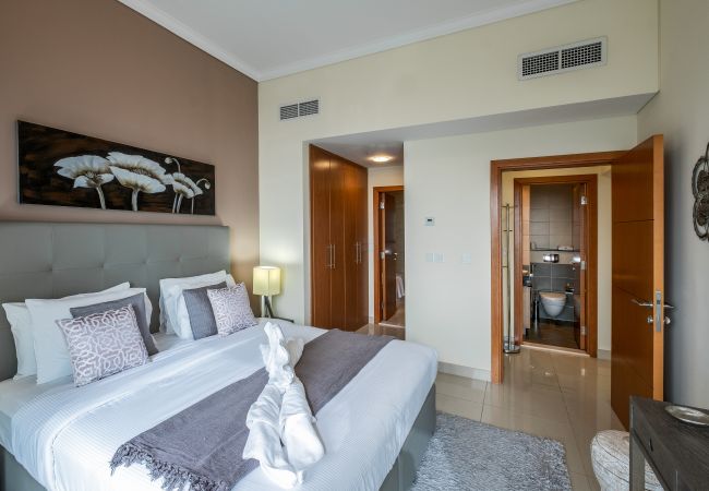 Apartment in Dubai - Chic Marina Apt w/ Palm Jumeirah & Sea Views  Apartment in Dubai - Chic Marina Apt w/ Palm Jumeirah & Sea Views