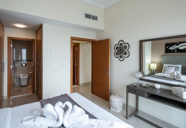 Apartment in Dubai - Chic Marina Apt w/ Palm Jumeirah & Sea Views  Apartment in Dubai - Chic Marina Apt w/ Palm Jumeirah & Sea Views