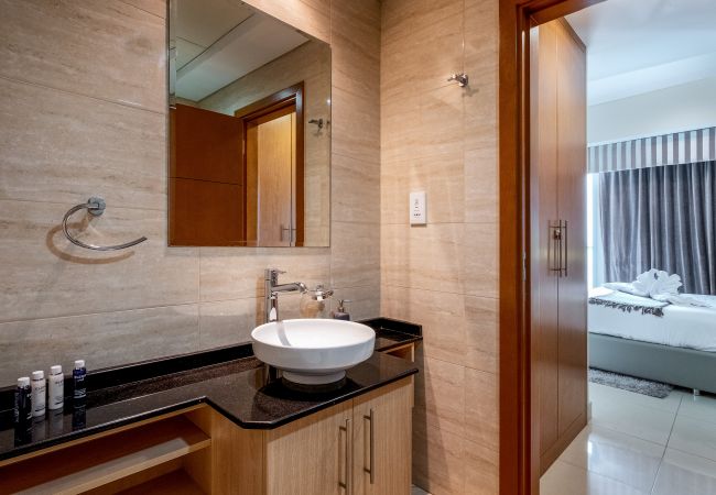 Apartment in Dubai - Chic Marina Apt w/ Palm Jumeirah & Sea Views  Apartment in Dubai - Chic Marina Apt w/ Palm Jumeirah & Sea Views