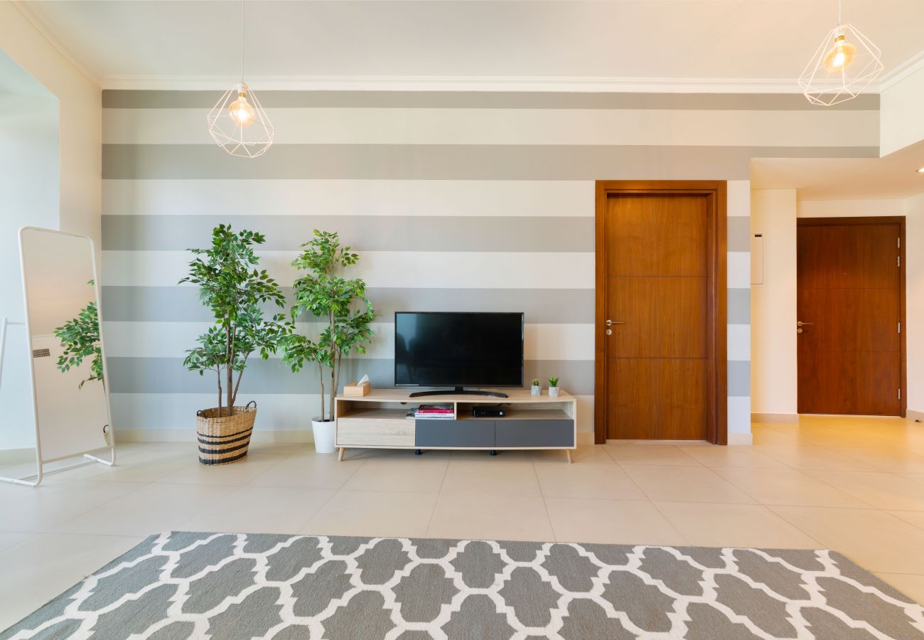 Apartment in Dubai - 5* Apt in Architectural Marvel of Dubai