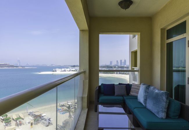 Holiday rental with a large balcony overlooking the sea and Burj Al Arab in Palm Jumeirah Dubai