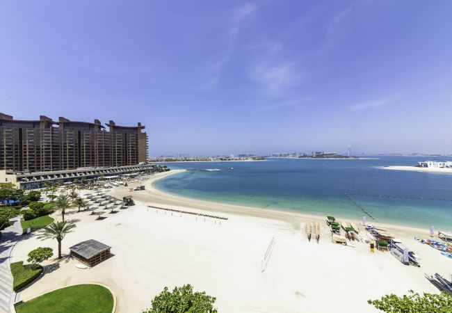 Holiday rental with a large balcony with sea and Burj Al Arab views in Dubai