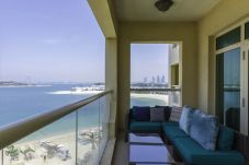 Apartment in Dubai - Beach Access Apt w/ Burj & Sea Views on...