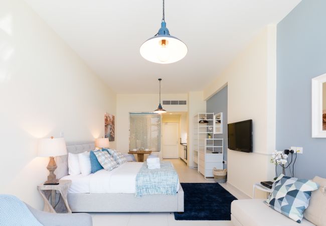 Apartment in Dubai - Stunning Studio w/ Palm Marina Views from Balcony Apartment in Dubai - Stunning Studio w/ Palm Marina Views from Balcony