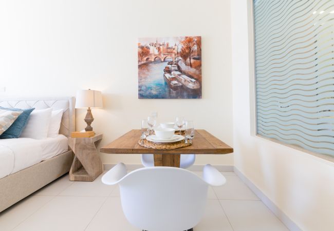 Apartment in Dubai - Stunning Studio w/ Palm Marina Views from Balcony Apartment in Dubai - Stunning Studio w/ Palm Marina Views from Balcony
