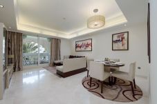 Apartment in Dubai - Charming Apt with Arabesque Sea View on...