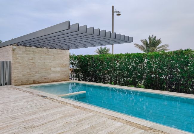 Apartment in Dubai - Designer Apt w/Full Sea Vw & World-Class Facilities Apartment in Dubai - Designer Apt w/Full Sea Vw & World-Class Facilities