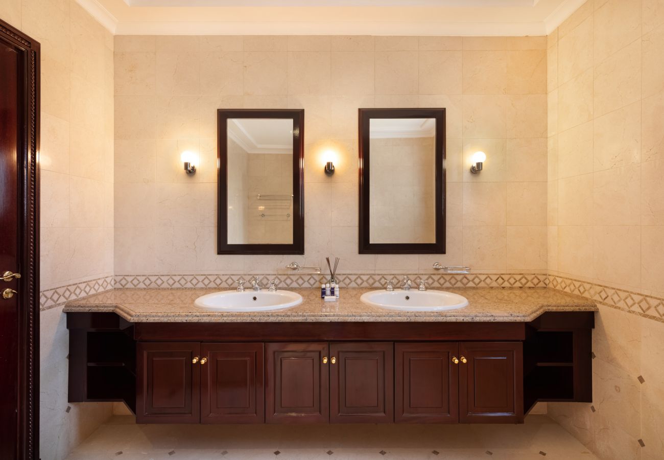 Villa in Dubai - 5* Villa w/ Private Pool/Beach on Palm Jumeirah