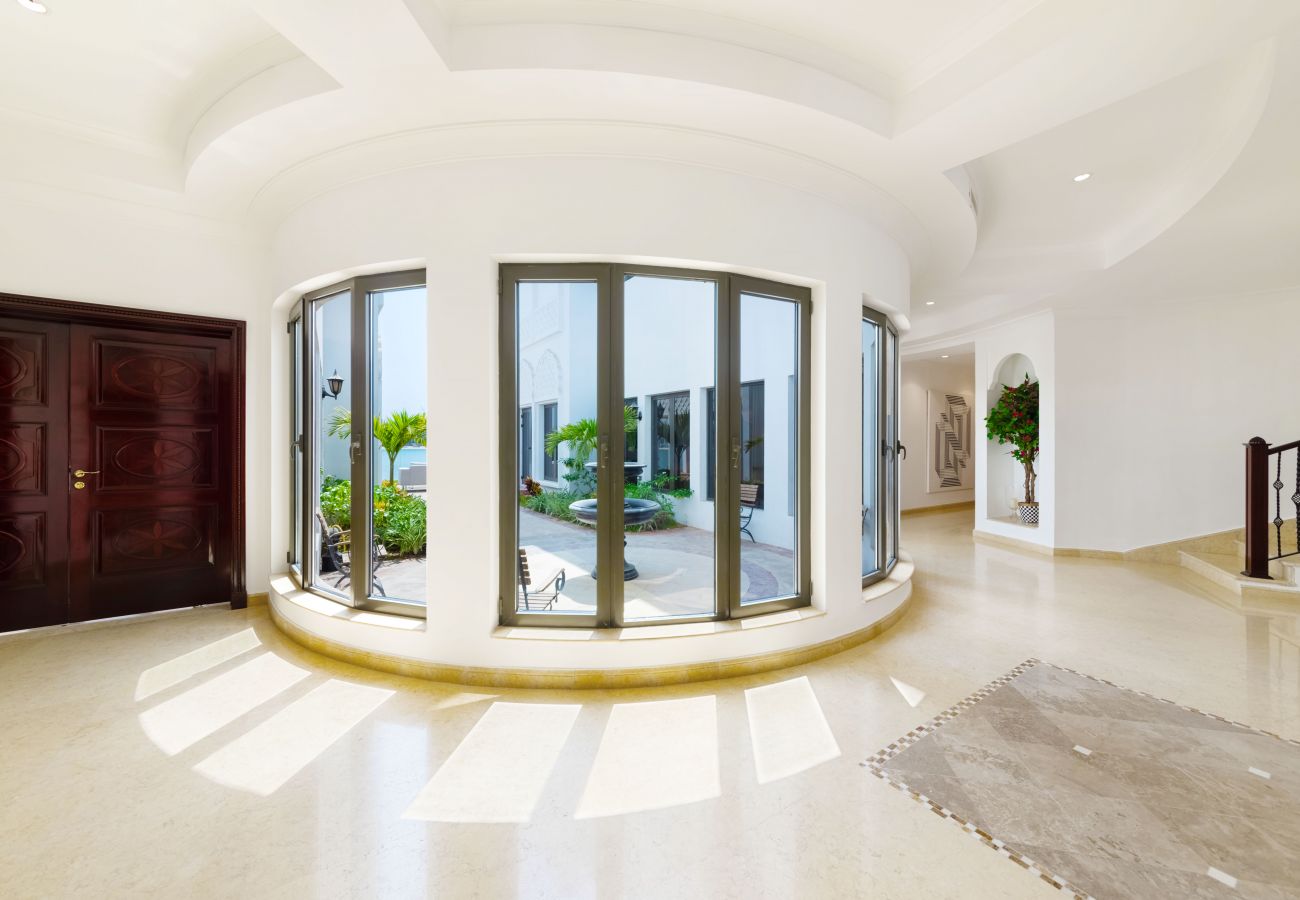 Villa in Dubai - 5* Villa w/ Private Pool/Beach on Palm Jumeirah