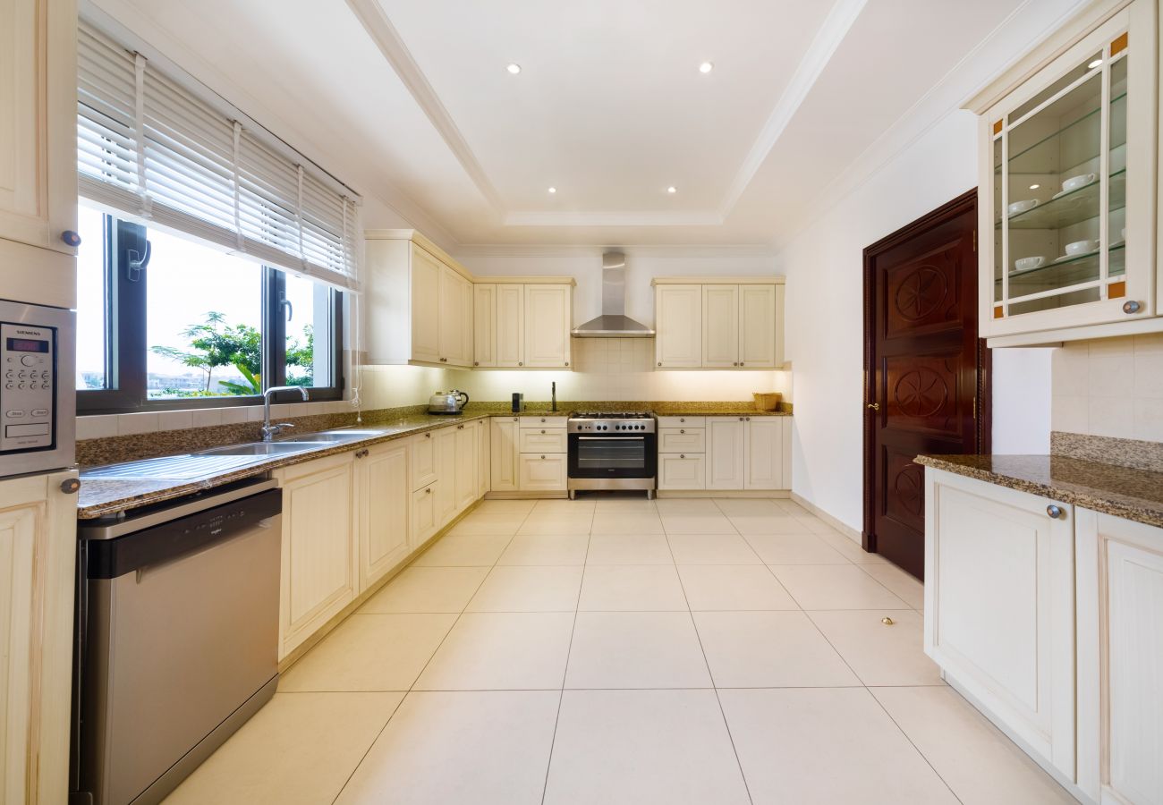 Villa in Dubai - 5* Villa w/ Private Pool/Beach on Palm Jumeirah