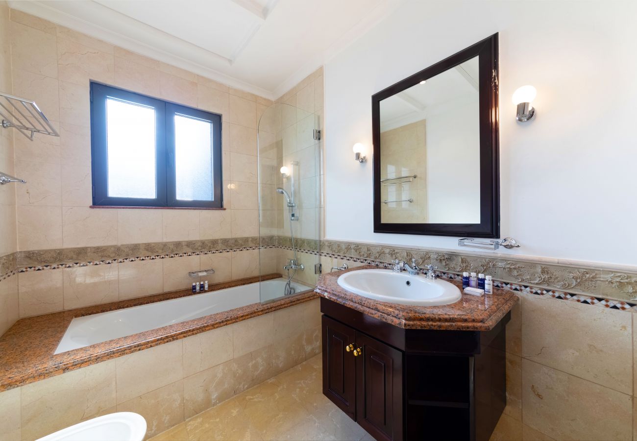 Villa in Dubai - 5* Villa w/ Private Pool/Beach on Palm Jumeirah