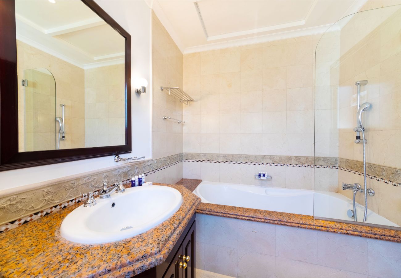 Villa in Dubai - 5* Villa w/ Private Pool/Beach on Palm Jumeirah