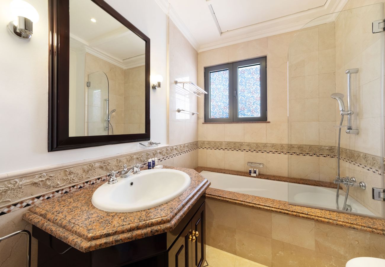 Villa in Dubai - 5* Villa w/ Private Pool/Beach on Palm Jumeirah