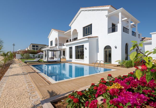 Villa/Dettached house in Dubai - Villa on Beach w/Private Pool The Palm Jumeirah