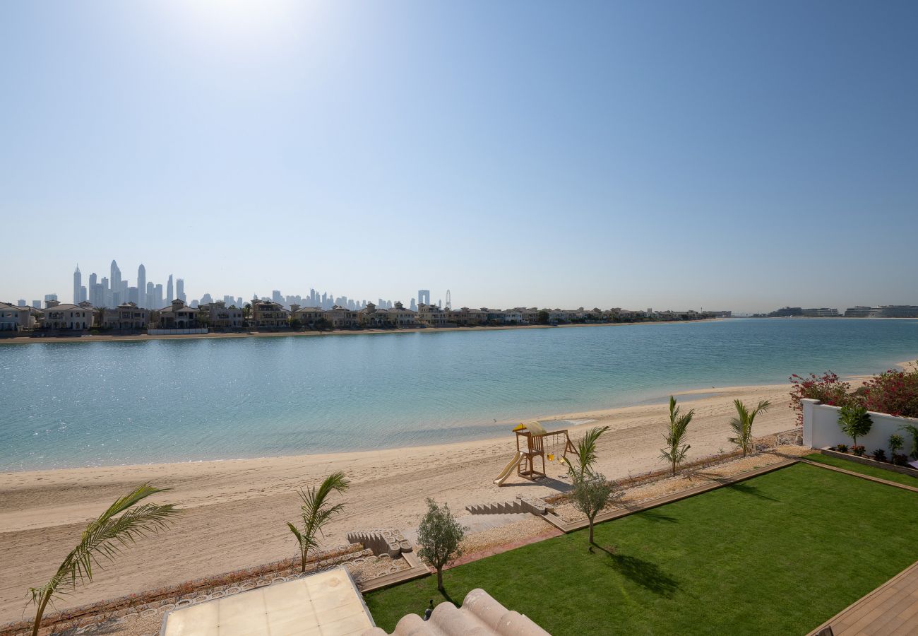 Villa in Dubai - Villa on Beach w/Private Pool The Palm Jumeirah with Private Cook & Chauffer