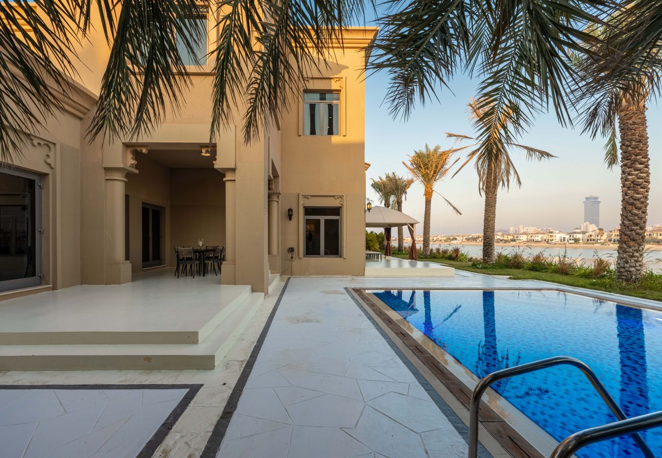 Seafront holiday villa with private pool and beach in Palm Jumeirah Dubai