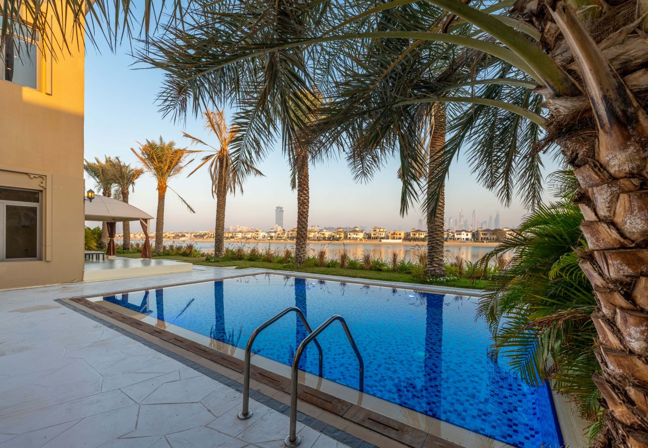 Villa in Dubai - Exclusive Villa w/ Private Pool, Garden & Beach 