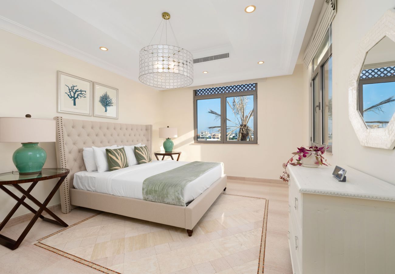 Villa in Dubai - Exclusive Villa w/ Private Pool, Garden & Beach 