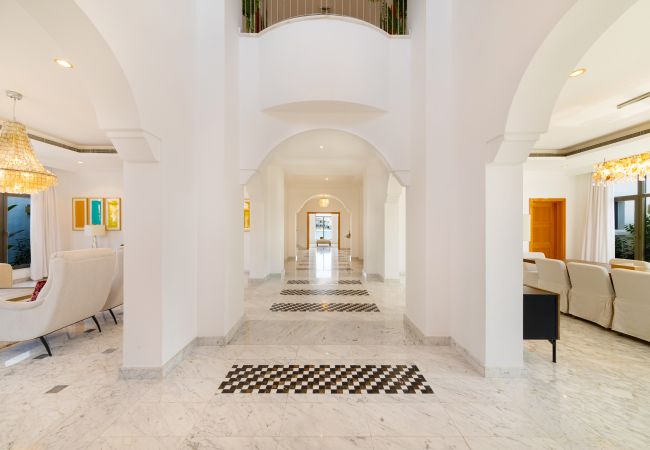 Villa in Dubai - Luxury Villa w/ Dramatic Vw Private Beach & Pool