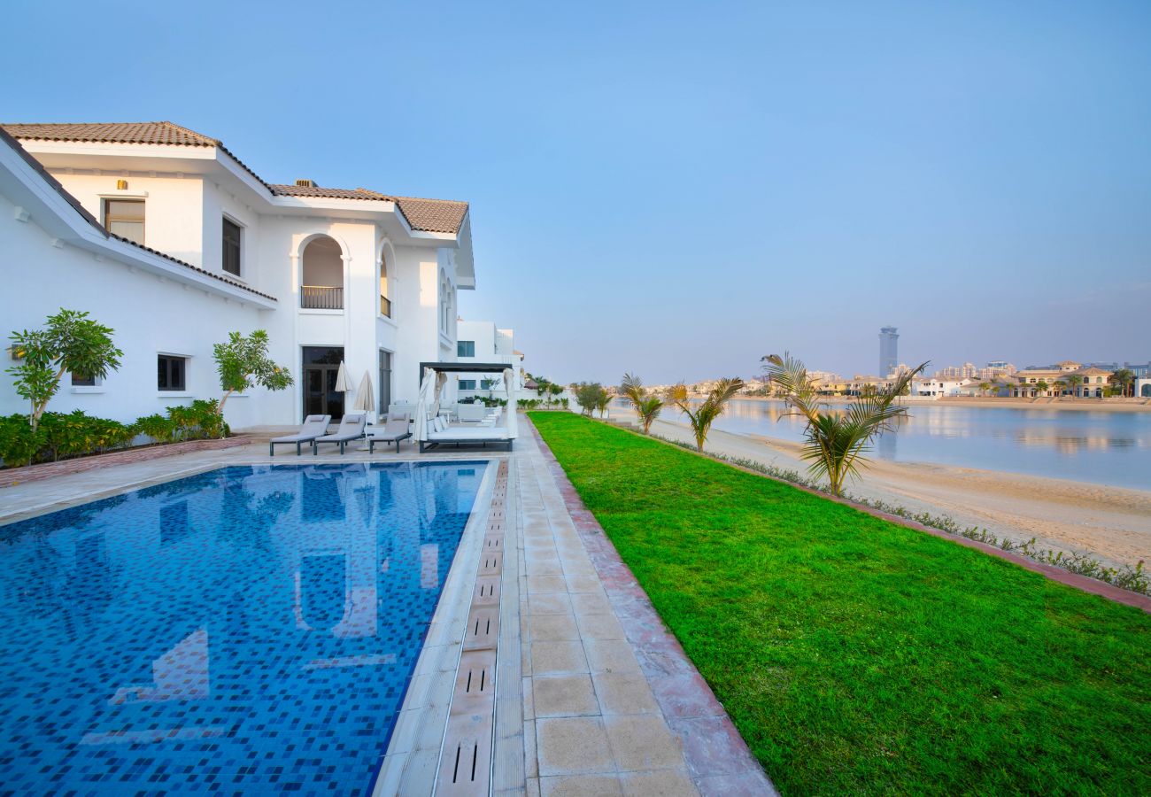 Beautiful holiday villa by the sea with private pool and beach access in Palm Jumeirah Dubai