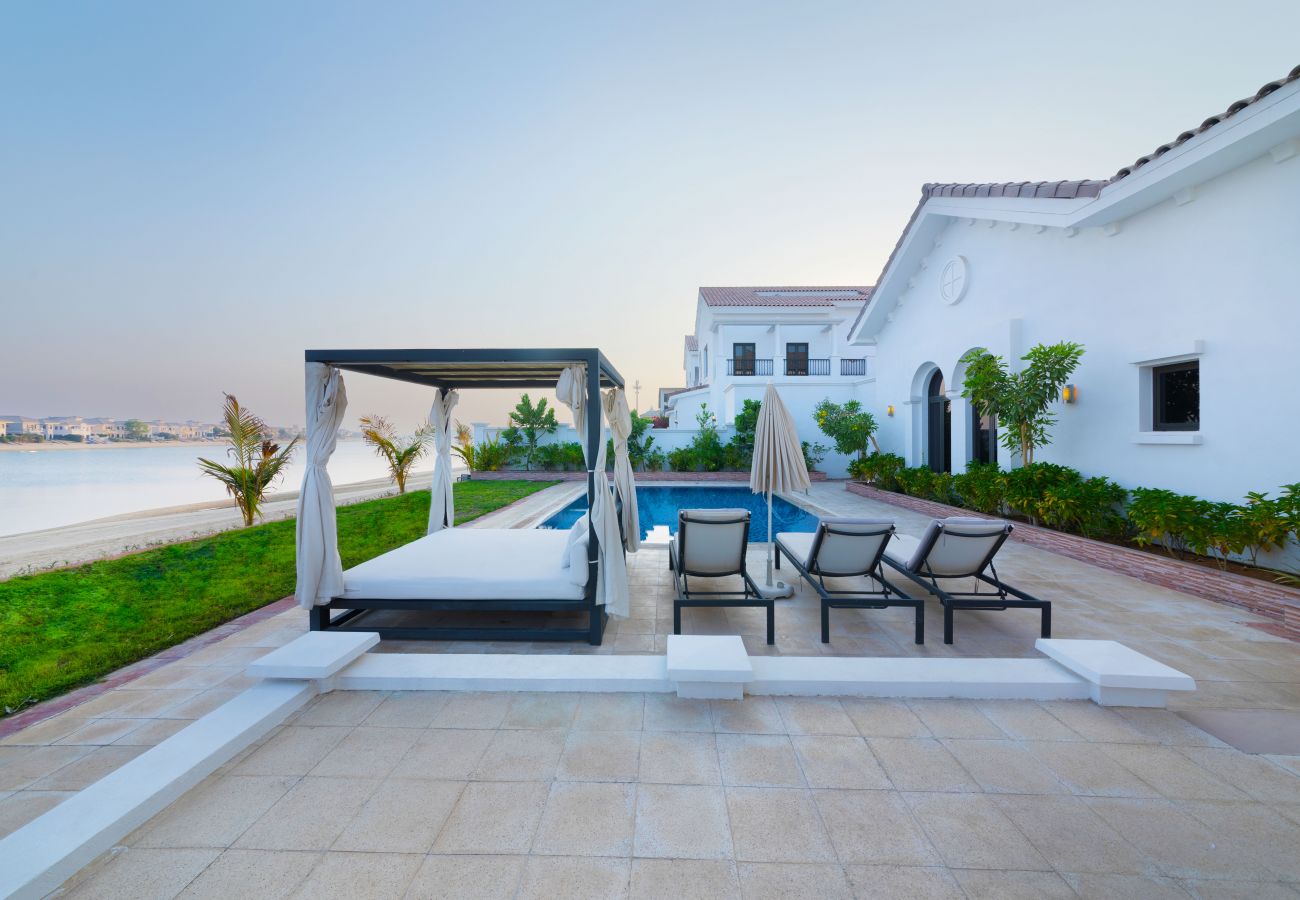 Beautiful holiday villa with pool and beach in Dubai