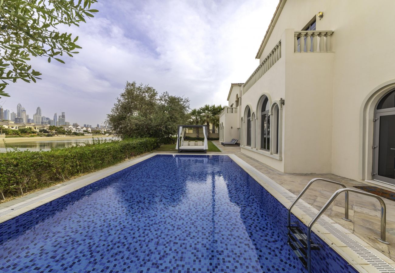 Coastal holiday villa with private pool and beach in Palm Jumeirah Dubai