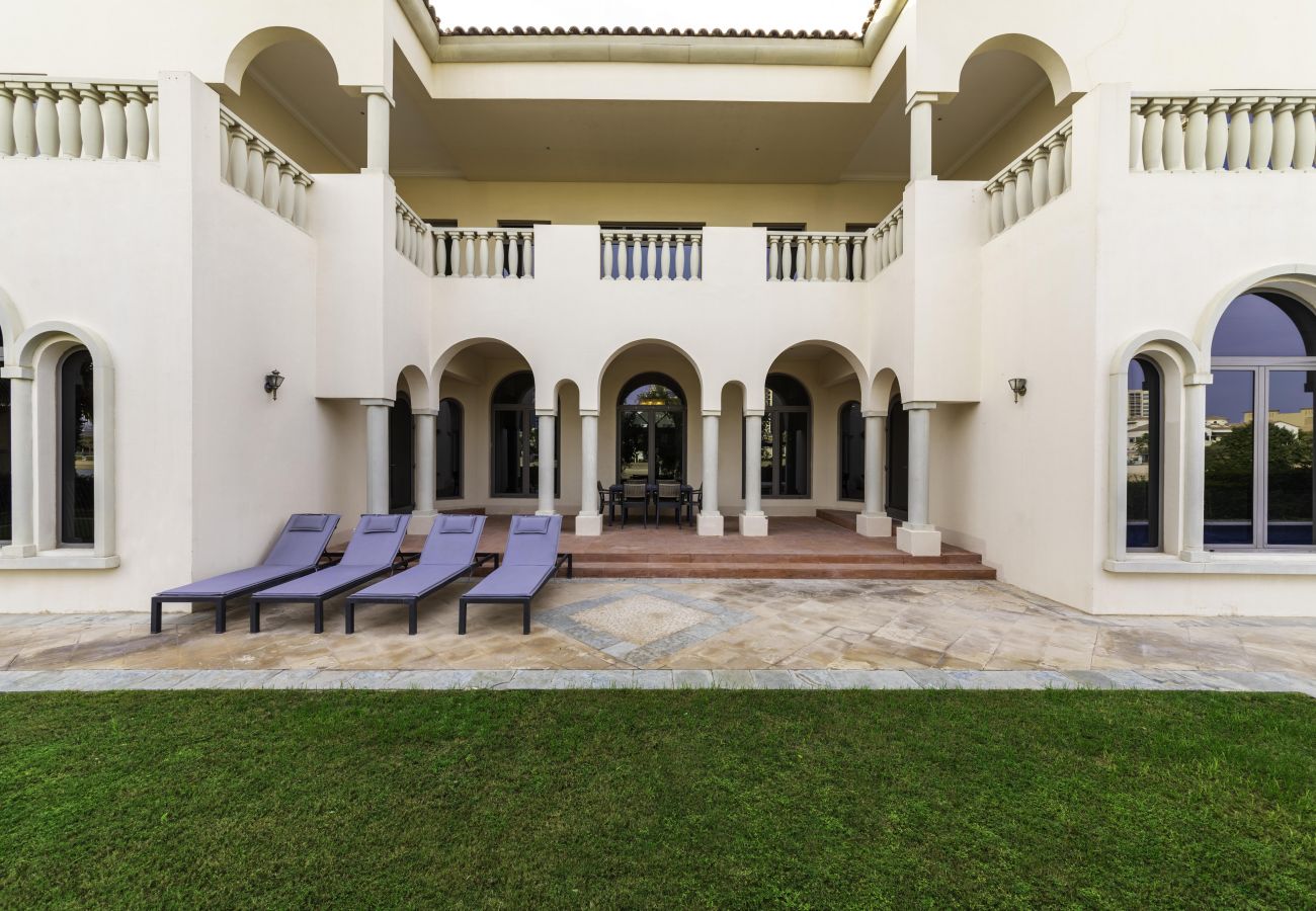 Villa in Dubai - Private Pool & Beach Access Villa w/ Cinematic Vws 