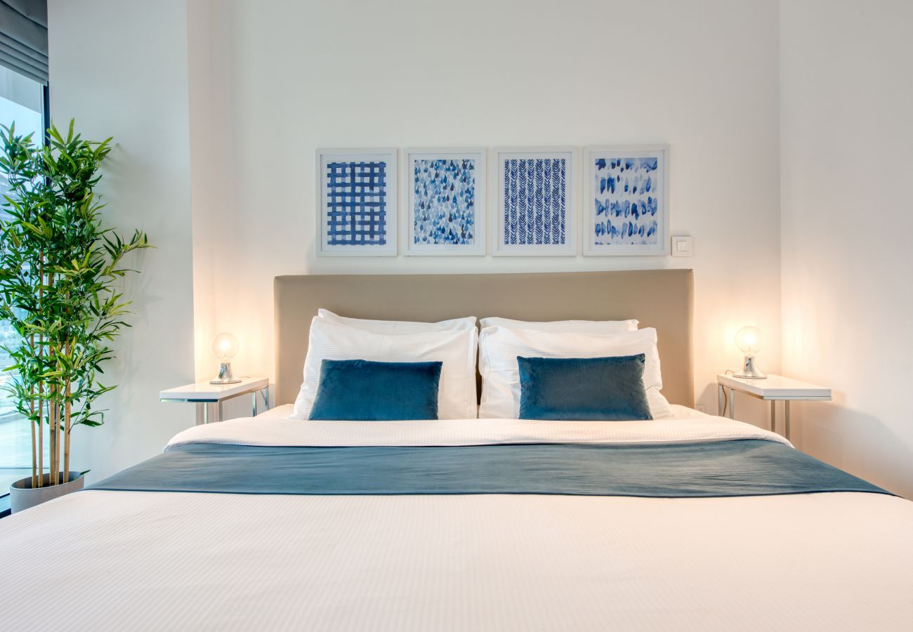 Apartment in Dubai - Luxury Apt W/Burj Khalifa Vw & Dubai Canal Access