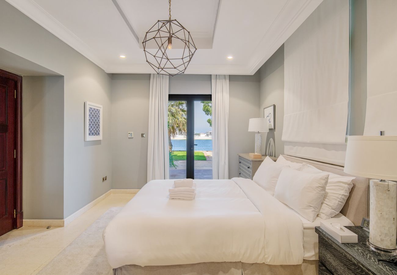 Villa in Dubai - Prvt Pool & Beach! in Luxury Palm Jumeirah Villa