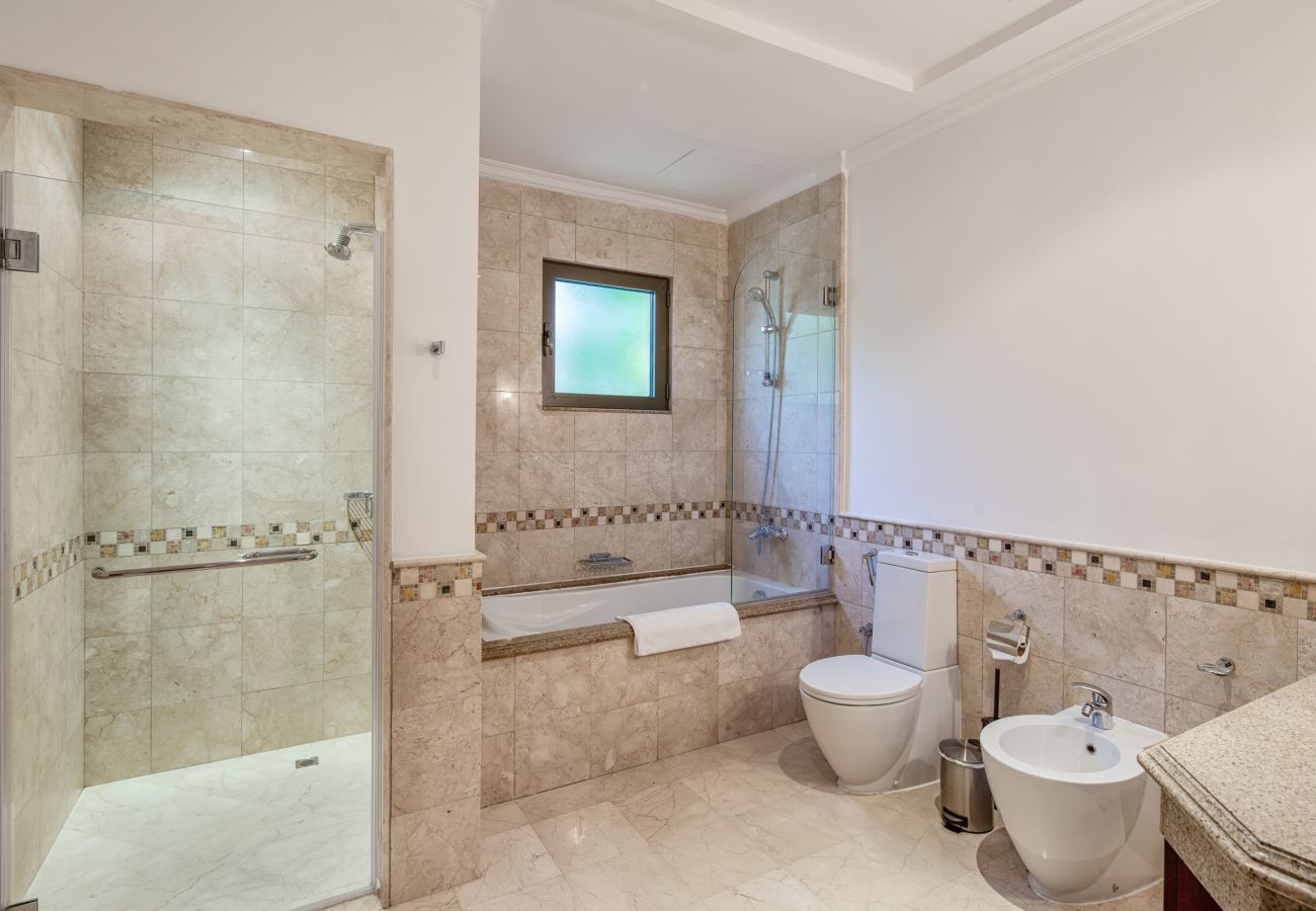 Villa in Dubai - Prvt Pool & Beach! in Luxury Palm Jumeirah Villa