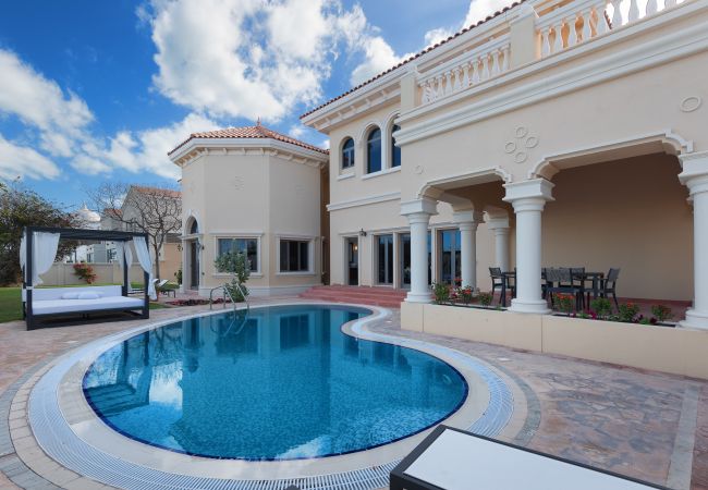 Elegant holiday villa with 7 bedrooms, private pool and beach access in Palm Jumeirah Dubai