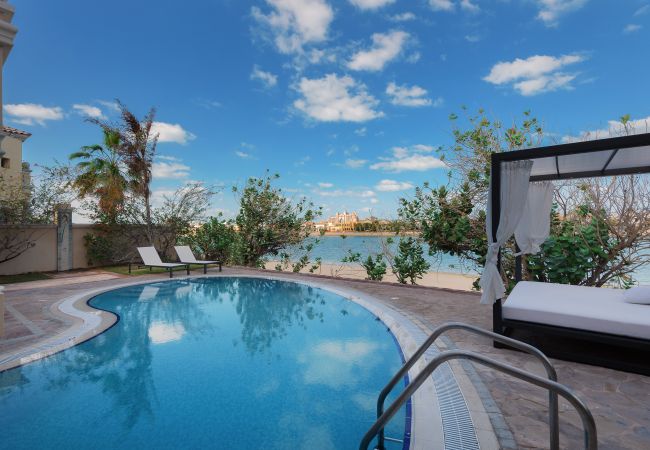 Elegant 7-bedroom villa with pool and beach in Dubai