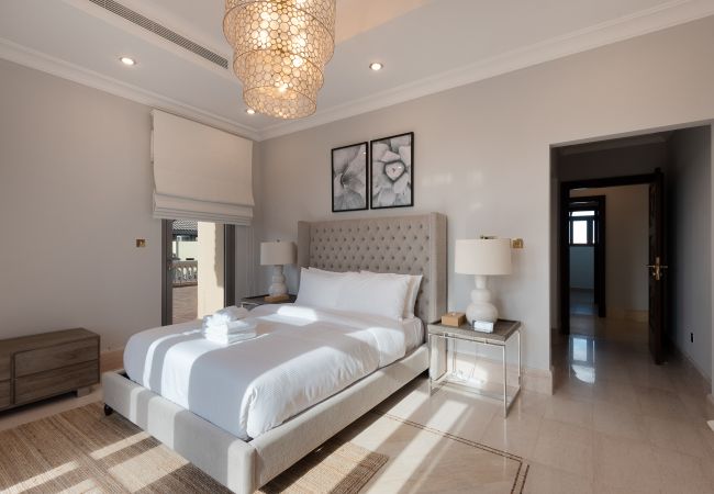 Villa in Dubai - Palm Jumeirah Beach Front XL Villa w/Prvt Pool