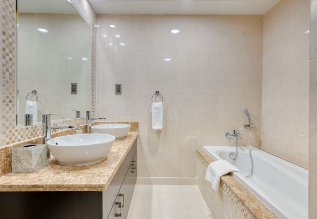 Apartment in Dubai - Luxury Palm Property w/ Beach & Sea View Apartment in Dubai - Luxury Palm Property w/ Beach & Sea View