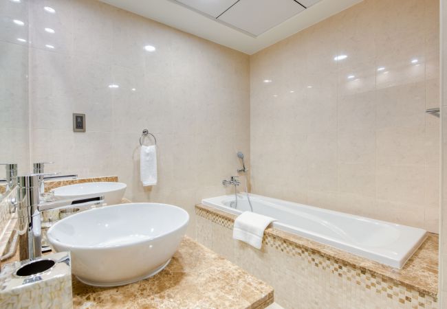 Apartment in Dubai - Luxury Palm Property w/ Beach & Sea View Apartment in Dubai - Luxury Palm Property w/ Beach & Sea View