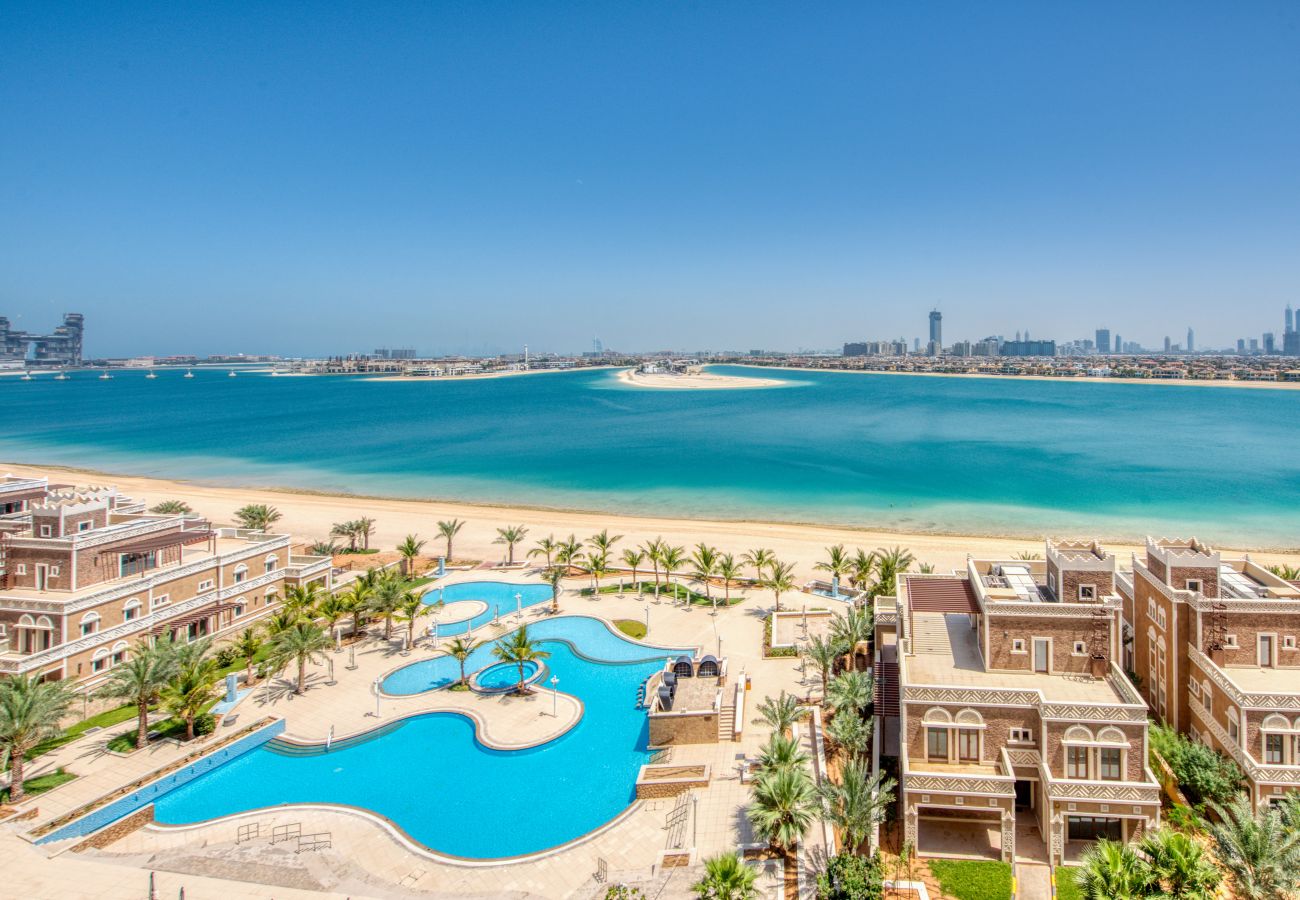 Apartment in Dubai - Luxury Palm Property w/ Beach & Sea View