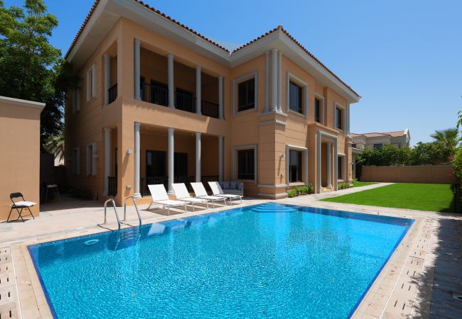 Villa in Dubai - Luxury 5BR Villa with Private Pool and Beach