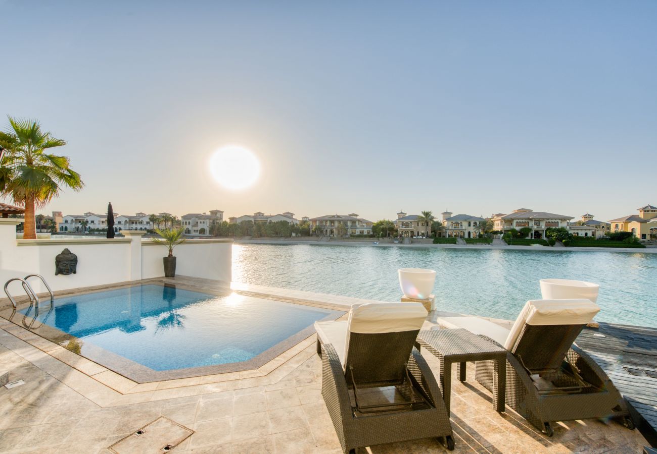 Holiday villa with pool and private beach in Palm Jumeirah Dubai