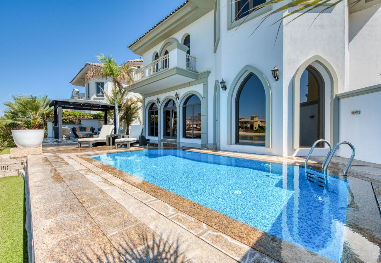 Villa with private pool and beach access in Dubai