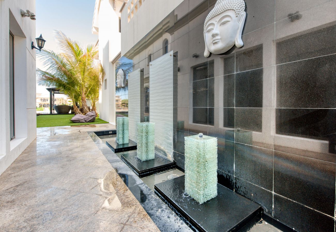 Villa in Dubai - Glamourous Beachfront Villa on The Palm w/ Pool 