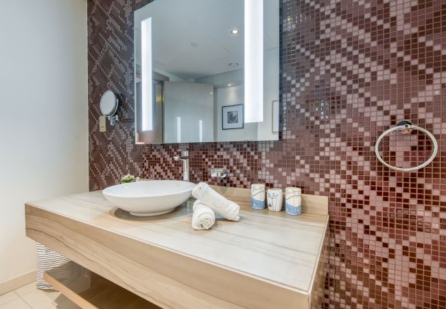 Apartment in Dubai - Cool Dubai Apt next Burj Khalifa & Design District Apartment in Dubai - Cool Dubai Apt next Burj Khalifa & Design District