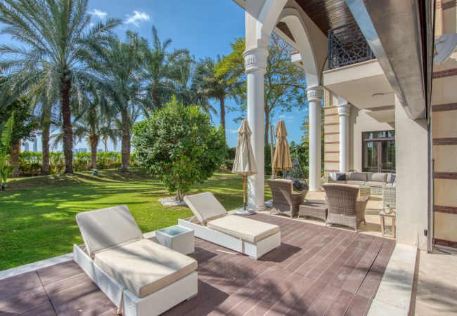 Royal holiday villa with pool and beach in Dubai
