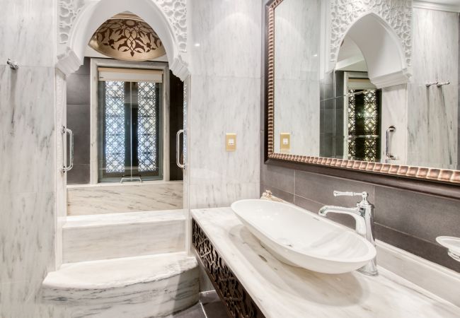 Villa in Dubai - Majestic Resort Villa w/ Private Pool on The Palm