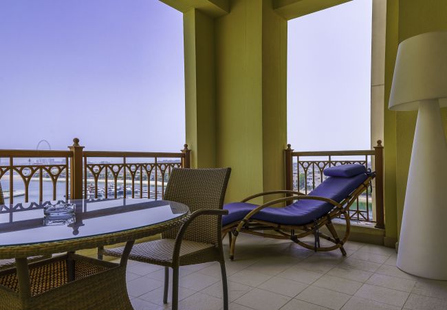 Seafront holiday rental with a large balcony close to the beach in Palm Jumeirah Dubai