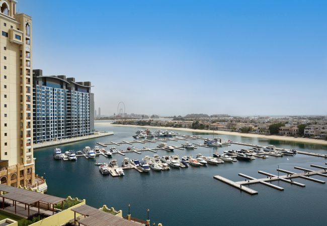 Seafront holiday rental close to the beach in Palm Jumeirah Dubai
