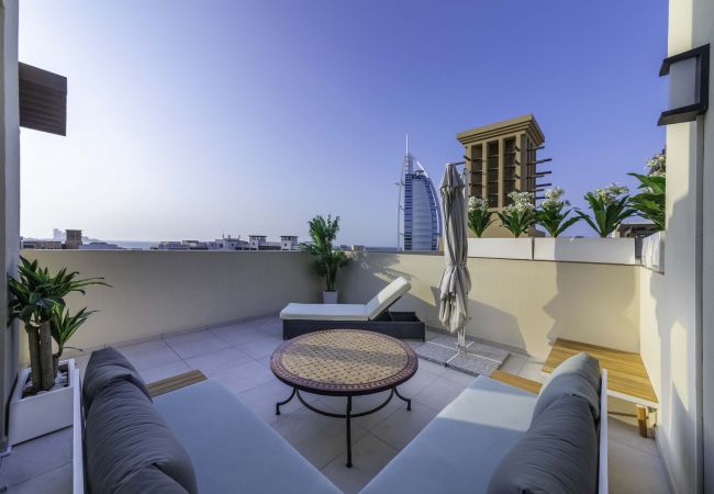 Apartment in Dubai - Exclusive Seaview 3BR Roof Terrace Apt  with Scenic Views of Burj alArab